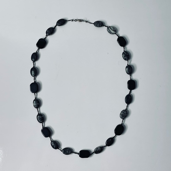 Necklace Individually Knotted Black Gray Lined Webbed Vein Smooth Stone Necklace - Picture 2 of 8